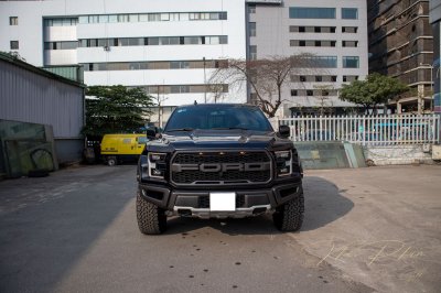 Ảnh chụp trước xe Ford F-150 Raptor Black Edition 2020 