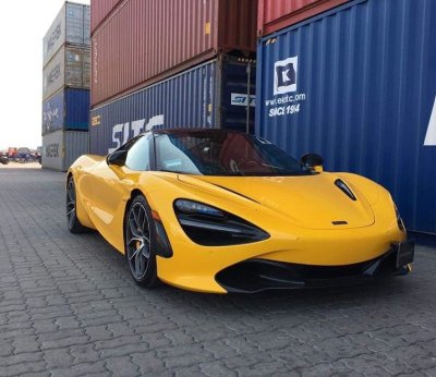 McLaren 720S phiên bản màu vàng, phiên bản mui trần về Việt Nam.