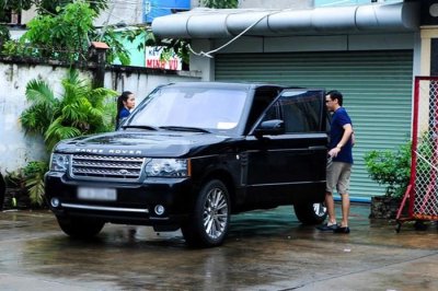 Range Rover Sport gia đình Hà Tăng.