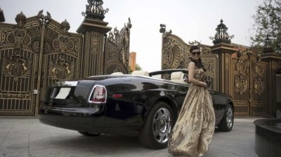 Lần xuát hiện hiếm hoi với chiếc Rolls Royce Drophead Coupe .