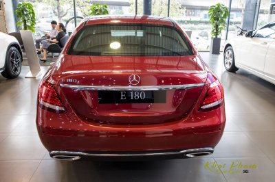 Ảnh chụp đuôi xe Mercedes-Benz E 180 2020