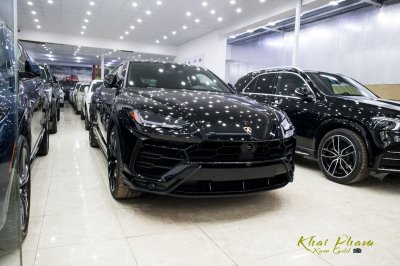 Ảnh chụp trước xe Lamborghini Urus Black Edition 2020 