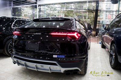 Ảnh chụp đuôi xe Lamborghini Urus Black Edition 2020 