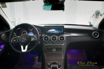 Ảnh chi tiết xe Mercedes-Benz C 200 Exclusive 2020 giá hơn 1,7 tỷ đồng tại Việt Nam 22 Hình ảnh táp-lô xe Mercedes-Benz C 200 Exclusive 2020 11