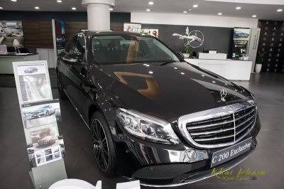 Hình ảnh chụp bên phải xe Mercedes-Benz C 200 Exclusive 2020