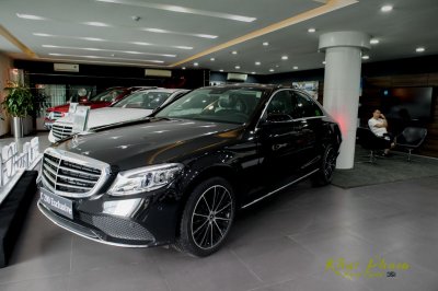 Hình ảnh chụp bên phải xe Mercedes-Benz C 200 Exclusive 2020