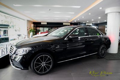 Ảnh chi tiết xe Mercedes-Benz C 200 Exclusive 2020 giá hơn 1,7 tỷ đồng tại Việt Nam 36 Hình ảnh trước xe Mercedes-Benz C 200 Exclusive 2020 11