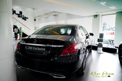 Hình ảnh chụp chính diện đuôi xe Mercedes-Benz C 200 Exclusive 2020