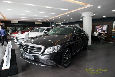 Ảnh chi tiết xe Mercedes-Benz C 200 Exclusive 2020 giá hơn 1,7 tỷ đồng tại Việt Nam 1 Hình ảnh chụp bên trái xe Mercedes-Benz C 200 Exclusive 2020