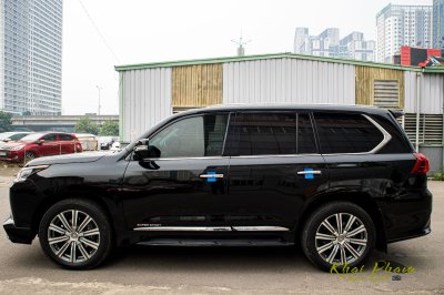 Ảnh chụp thân xe Lexus LX570 Super Sport 2020