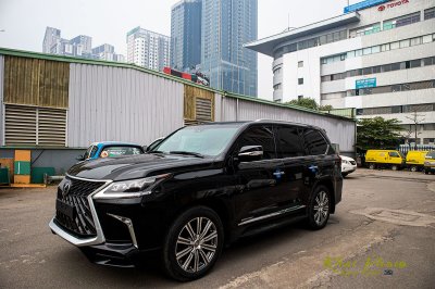 Ảnh chụp trước xe Lexus LX570 Super Sport 2020 