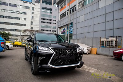 Ảnh chụp đầu xe Lexus LX570 Super Sport 2020