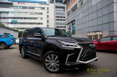 Ảnh chụp trước xe Lexus LX570 Super Sport 2020 