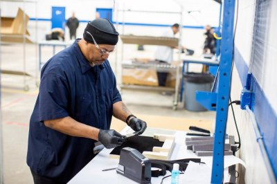 Ford và Fiat Chrysler làm khẩu trang chống dịch Covid-19 Ford và Fiat Chrysler làm khẩu trang chống dịch Covid-19.