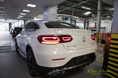 Mercedes-Benz GLC 300 Coupe 2020 giá hơn 3 tỷ đại lý, có trang bị mà GLC 300 CKD bị cắt 2 Ảnh chụp đuôi xe Mercedes-Benz GLC 300 Coupe 2020