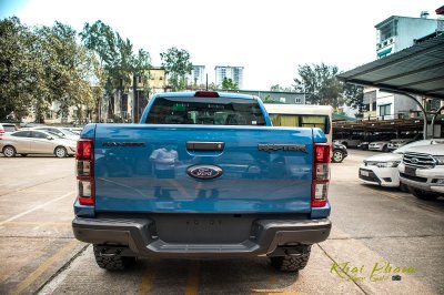 Ford Ranger Raptor 2020 đã về đại lý, thêm trang bị, giá không đổi 13 Ảnh chụp chính diện đuôi xe Ford Ranger Raptor 2020