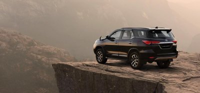 Toyota Fortuner facelift mới với thân hình quen thuộc.