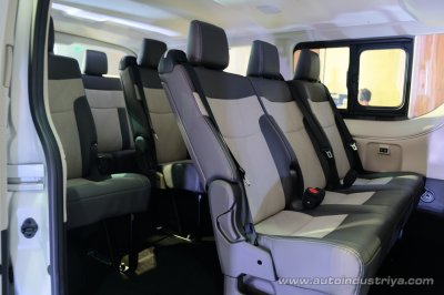 Tặng dịch vụ chạy Toyota Hiace miễn phí giúp nhân viên y tế chống Covid-19 tiện lợi