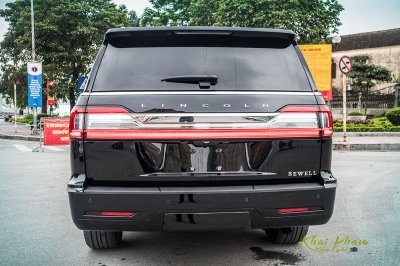 Ảnh chính diện đuôi xe Lincoln Navigator L Reserve 2020