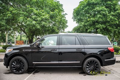 Ảnh chính diện thân xe Lincoln Navigator L Reserve 2020