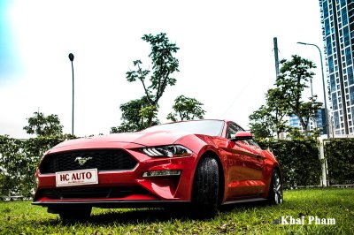 Ảnh trước xe Ford Mustang 2020 trái đỏ