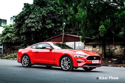 Ảnh chụp trước xe Ford Mustang 2020 đang chạy