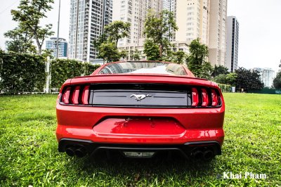 Ảnh chụp chính diện đuôi xe Ford Mustang 2020