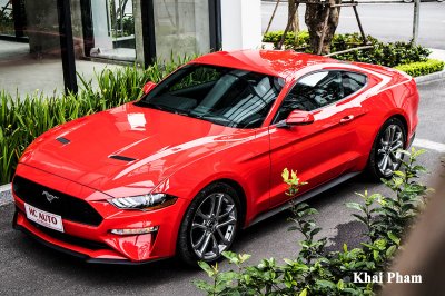 Ảnh chụp trước xe Ford Mustang 2020 phải 