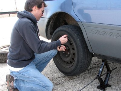 Kiểm tra lốp dự phòng trước khi lắp vào lốp xe Kiểm tra lốp dự phòng trước khi lắp vào lốp xe.