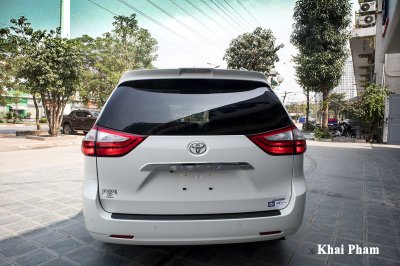 Ảnh chính diện đuôi xe Toyota Sienna 2020