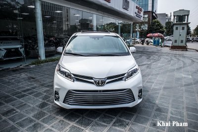 Ảnh chính diện đầu xe Toyota Sienna 2020