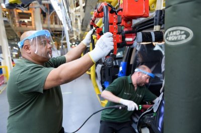 Toàn lực nhân viên nhà máy Jaguar Land Rover tham gia tái sản xuất an toàn chống dịch Covid-19 Toàn lực nhân viên nhà máy Jaguar Land Rover tham gia tái sản xuất an toàn chống dịch Covid-19.