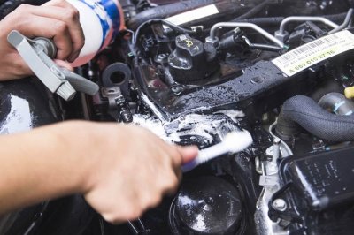 Những lưu ý khi tự rửa khoang máy ô tô tại nhà 3 Những lưu ý khi tự rửa khoang máy ô tô tại nhà a3