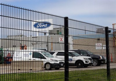Ford Mỹ cũng gắng sức mở cửa sớm nhưng không thành Ford Mỹ cũng gắng sức mở cửa sớm nhưng không thành.