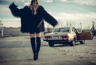 Người đẹp khoe cá tính bên mẫu Mercedes cổ - Ảnh 1 Người đẹp khoe cá tính bên mẫu Mercedes cổ - Ảnh 1.