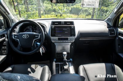 Ảnh chính diện khoang lái xe Toyota Land Cruiser Prado 2020