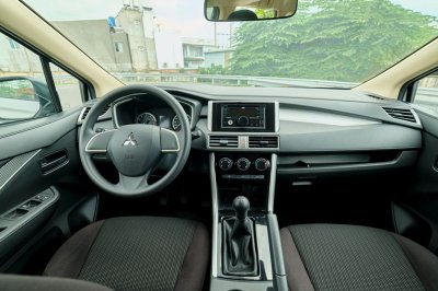 Mitsubishi Xpander 2020 MT sử dụng tông màu tối cho nội thất.
