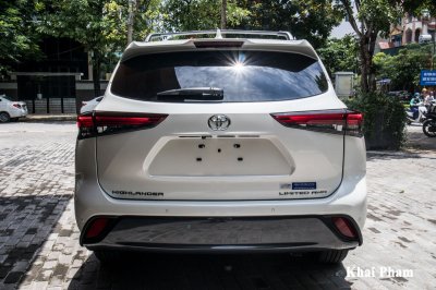 Ảnh chính diện đuôi xe  Toyota Highlander Limited 2020 