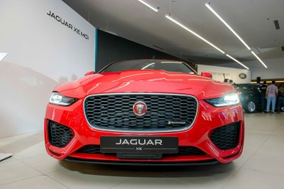 Đầu xe Jaguar XE nổi bật sự mạnh mẽ.