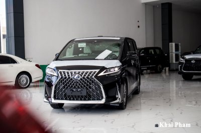 Ảnh đầu xe Lexus LM300h 2020 bên trài