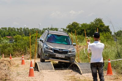 Trải nghiệm khả năng truyền lực tới từng bánh khi 1 trong 4 bánh bị mất độ bám.