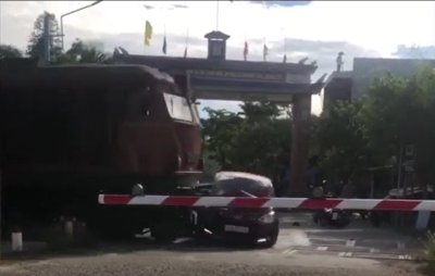 Video: Hyundai Grand i10 cố vượt rào chắn đường sắt và cái kết đau lòng a1