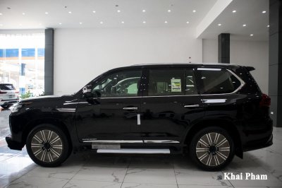 Ảnh chính diện thân xe Lexus LX570 2020 bầu trời sao như Rolls-Royce