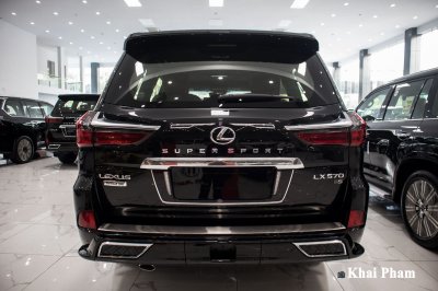 Ảnh chính diện đuôi xe Lexus LX570 2020 bầu trời sao như Rolls-Royce