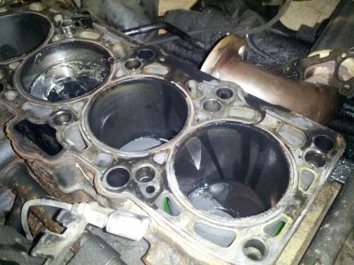 Nước vào trong 4 xi-lanh Nước vào trong 4 xi-lanh.