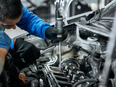 Kiểm tra khoang máy nếu có dấu hiệu bụi đất, bùm bám trên xe thì cũng dấu hiệu xe bị ngập nước Kiểm tra khoang máy nếu có dấu hiệu bụi đất, bùm bám trên xe thì cũng dấu hiệu xe bị ngập nước.