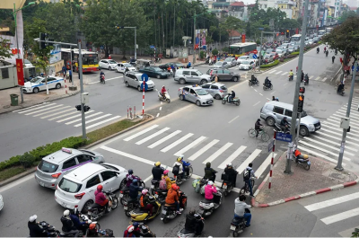 Khi không có hiệu lệnh khác, đèn đỏ không được phép quay xe Khi không có hiệu lệnh khác, đèn đỏ không được phép quay xe.