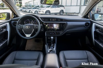 Toyota Corolla Altis 2020 về đại lý: Thêm trang bị, giảm giá bán quyết đấu Mazda 3 17 Ảnh chính diện khoang lái xe Toyota Corolla Altis 2020