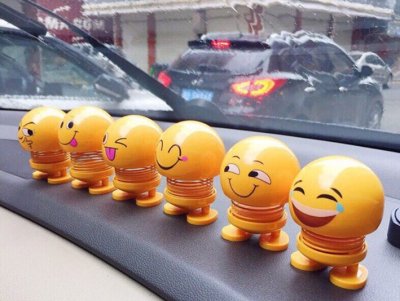 Không nên để thú nhún trên đầu xe vì có thể gây mất tập trung Không nên để thú nhún trên đầu xe vì có thể gây mất tập trung.