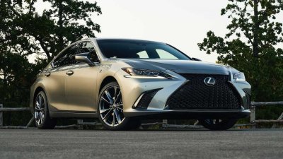 Lexus ES 2021 facelift chào giá từ 925 triệu đồng.